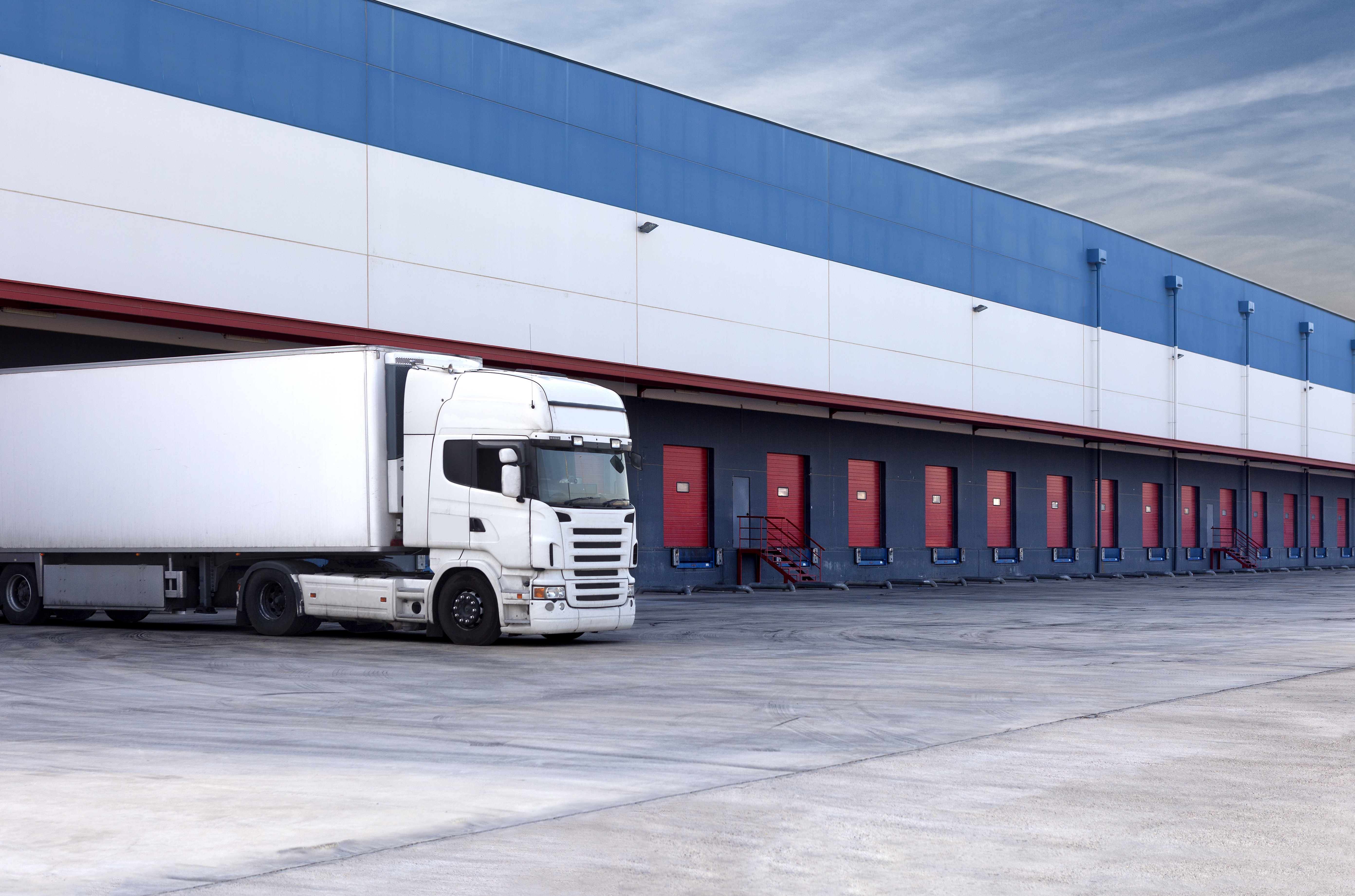 LKW und Lagerhalle